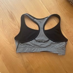 Gap fit sports bra size small. In good condition.